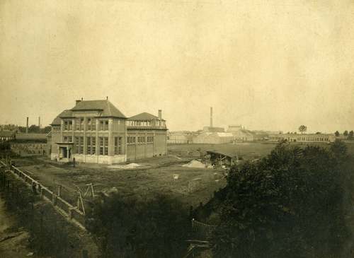 Het nieuwe kantoorgebouw van Bergoss aan de Osse Spoorstraat (later Bram v/d Berghstraat) in 1919. (Foto: Onbekend, Stadsarchief Oss)