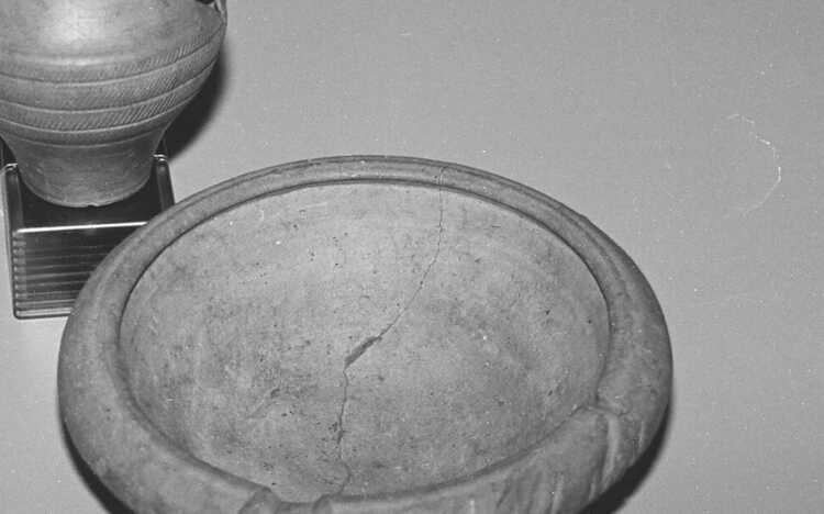 Romeinse wrijfschaal en een Romeinse pot uit Overloon (Foto: Stichting 'De Oude Schoenendoos')
