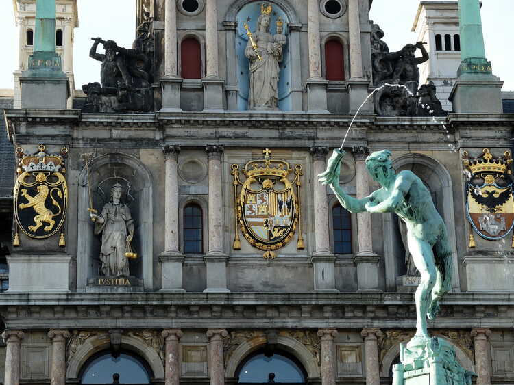 Fontein van Silvius Brabo, met op de achtergrond het stadhuis van Antwerpen (Foto: Jules Grandgagnage, 2014)