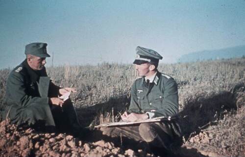 Foto van een bespreking tussen twee officieren bij Stalingrad (Foto: Fotograaf onbekend, Bundesarchiv, 1942)