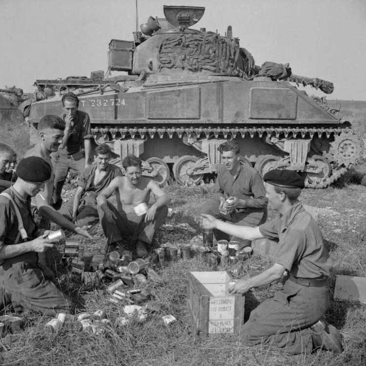 Ken Tout (tweede van rechts) met zijn tankbemanning in Normandië, 1944. (Foto: onbekend, The Tank Museum Dorset)