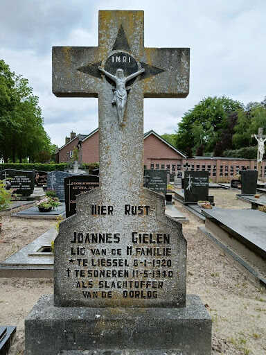 Grafzerk van Jan Gielen op het kerkhof van de Sint-Lambertuskerk in Someren