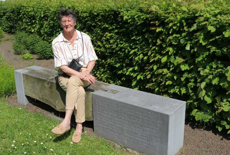 Lisette Veeneman, dochter van Henk Veeneman, bij het burgemeestersmonument bij het Provinciehuis in 's-Hertogenbosch. (Foto: Joep Crolla, 2024)