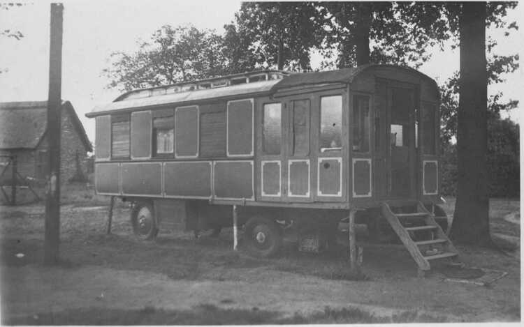 De rode woonwagen van Harrie en Trien Semler stond achter een boerderij aan de Vogelsberg in Maarheeze. Naoorlogse foto toen de wagen op een pleintje verderop in de buurt stond. (Foto: NIOD, Amsterdam)