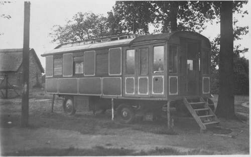 De rode woonwagen van Harrie en Trien Semler stond achter een boerderij aan de Vogelsberg in Maarheeze. Naoorlogse foto toen de wagen op een pleintje verderop in de buurt stond. (Foto: NIOD, Amsterdam)