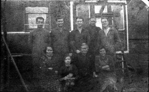 Voor de woonwagen van Harrie en Trien Semler in de Vogelsberg te Maarheeze staan van links naar rechts de geallieerde vliegers Calvin Shepherd, RCAF; Lt.Col. Thomas Hubbard, USAF; Francis McDermott, USAF; verzetsman Frans van Riel en vlieger Norman Michie, RCAF. Zittend: Trien Semler- Hendriks, pleegdochter Truike, en vermoedelijk de moeder en een nichtje van Trien Semler, december 1943 (Foto: Collectie Heemkundekring ‘De Baronie van Cranendonck’, Budel)