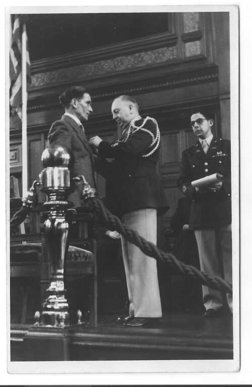 De uitreiking van de Medal of Freedom aan Harrie Semler door de Amerikaanse militair attaché Johnson te Amsterdam, 21 november 1946. (Bron: Particuliere collectie)