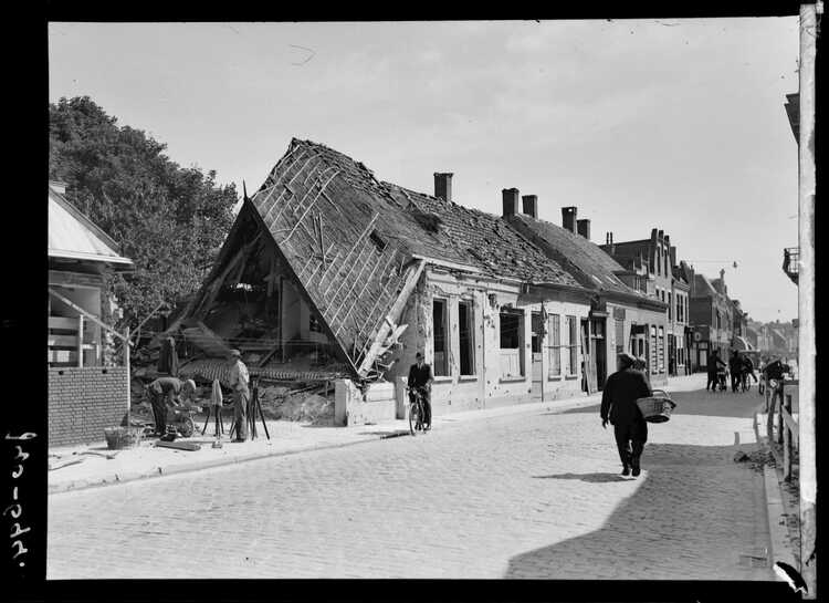 Schade aan huizen na een luchtbombardement in Breda. In de Prinses Julianastraat, later de Dillenburgstraat. (Foto: Jan de Jong, mei 1940, Stadsarchief Breda)