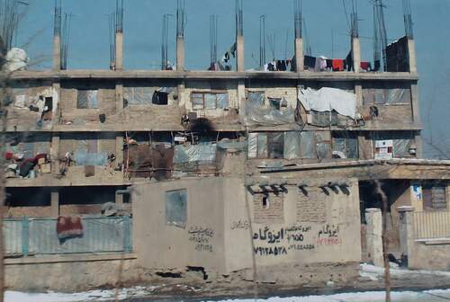 Van Kabul International Airport naar ISAF Headquarters in Kabul is dit wat je veelvuldig vanuit de auto zag