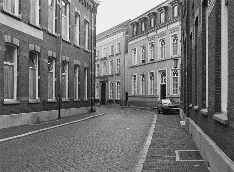 We zien rechts Huis Assendelft in de Nieuwstraat. Links zien we ook het huis Waelwijk. (Foto: Gemeente Breda, Stadsarchief Breda, 1980)