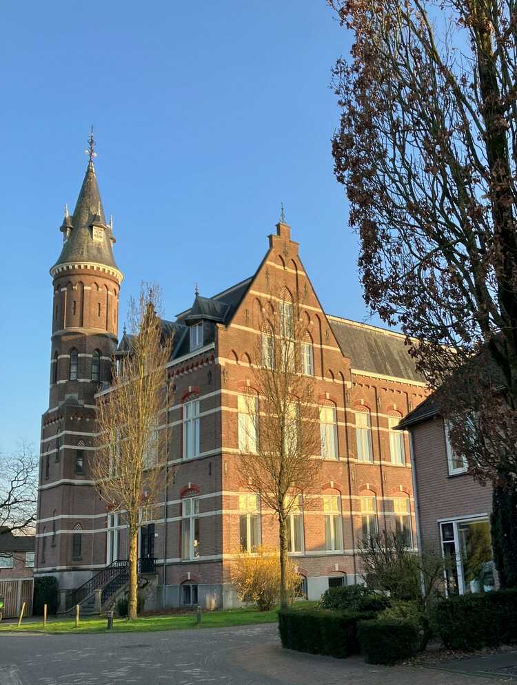 Het voormalig kleinseminarie Beekvliet in Sint-Michielsgestel, waar Marlène en Robby met hun familie verbleven. (Foto: Denah Sterks, 2024)