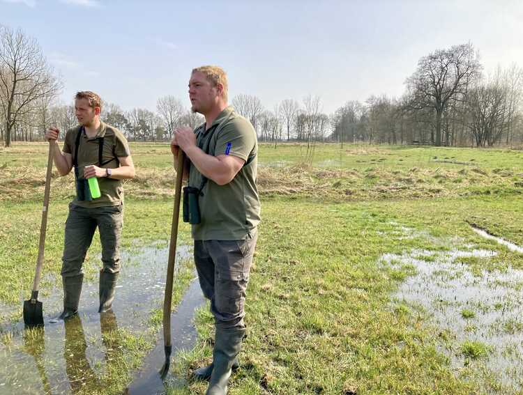 Joris Hurkmans en Ward Walraven aan het werk met de zoevenschop op de vloeiweiden. (Bron: Natuurmonumenten)