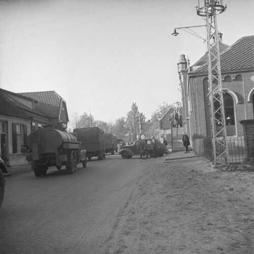 Gezicht op een colonne van de andere kant van de Dorpsstraat in Aarle-Rixtel. (Foto: Johan Prinsen, Collectie familie Prinsen, 1939)