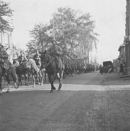 Stoet cavaleristen in de Dorpsstraat. (Foto: Johan Prinsen, Collectie familie Prinsen, 1939)