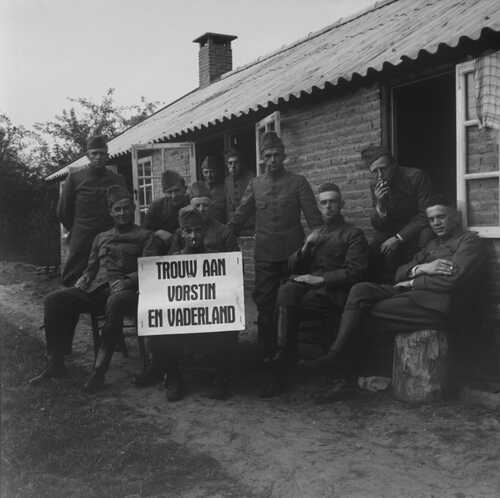 Groepsfoto van elf geüniformeerde soldaten buiten de blokhut. (Foto: Johan Prinsen, Collectie familie Prinsen, 1939)