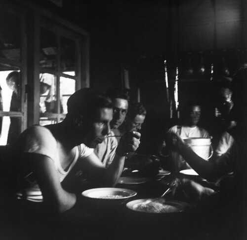 De overkant van de tafel met zes soldaten die pap of stamppot eten. (Foto: Johan Prinsen, Collectie familie Prinsen, 1939)