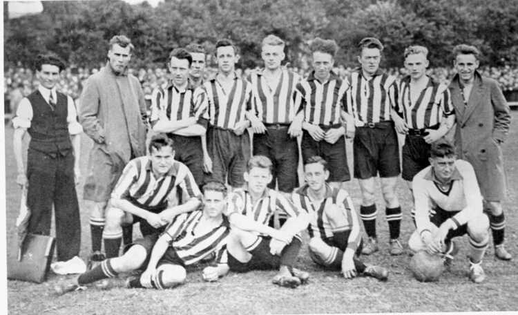 Het PSV elftal in 1928-1929, trainer Ignacz Klein staat helemaal links. (Foto: Stichting 18 September)