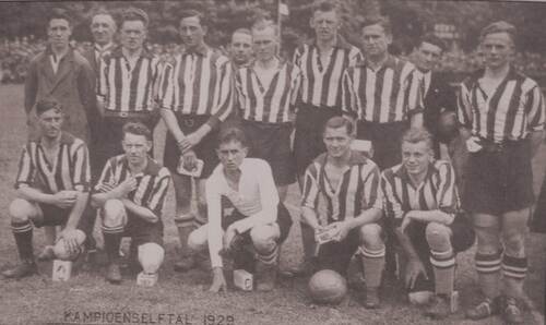 Het PSV elftal in 1929, de tweede van linksboven is Ignacz Klein. (Foto: Jaarboek PSV, Wikimedia Commons, 1929)