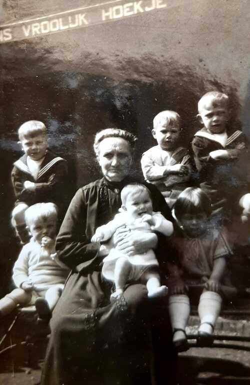 Jo Hermans met haar kleinkinderen Ad, Toon, Jesje, Ber, Jac en Anneke in 1929. (Bron: collectie familiealbum Bergé-Engbersen)