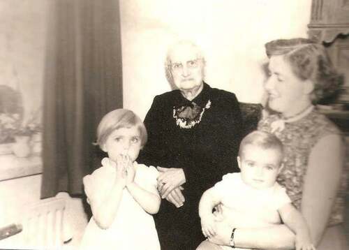 Jo Janssen met kleindochter Joke en achterkleinkinderen Marie-Claire en Jeanot in 1959. (Bron: collectie familiealbum Bergé-Engbersen)